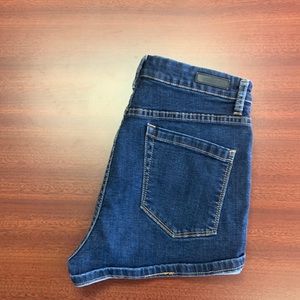 Black NYC high-rise rolled shorts